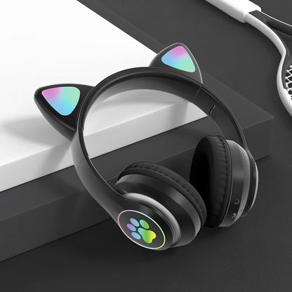 Auriculares inalámbricos con luz LED y Bluetooth.
